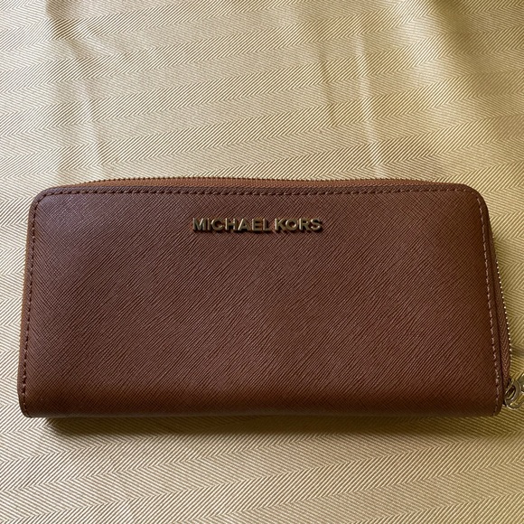 Michael Kohrs Crossbody and matching wallet - Picture 6 of 8